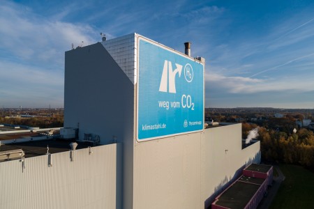 Weg vom CO2: Großplakat an der A40 in Bochum verleiht der Klimastrategie von thyssenkrupp Steel Ausdruck