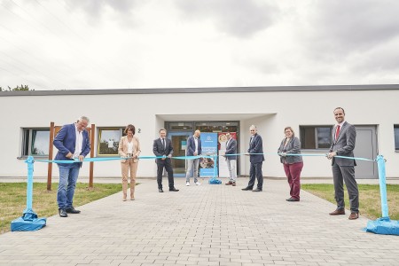 Symbolisch würdigte das gemeinsame Durchschneiden des Bandes die Eröffnung. Urheberrechte: Marco Rothbrust, Foto / Fischer | Summerer Architekten, PartGmbB