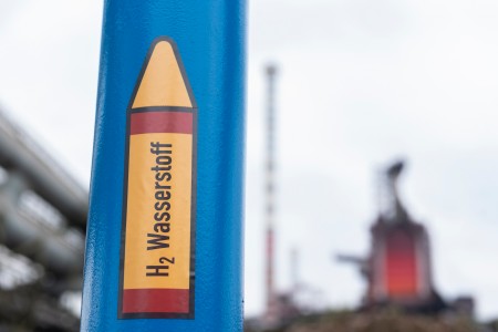Wasserstoff ist der Schlüssel zur klimaneutralen Stahlproduktion bei thyssenkrupp in Duisburg. Schon heute erprobt das Unternehmen den Einsatz im Hochofen. Im Hintergrund: Hochofen 8 in Duisburg Hamborn. 