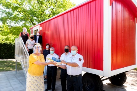 Durch Spenden ermöglicht: Im Sommer erhielt die Kita Beeckerwerth einen feuerwehrroten Bauwagen, in dem die Kinder kreativ sein und malen, basteln, ihre Fähigkeiten testen und ausbauen können. Durch Spenden ermöglicht: Im Sommer erhielt die Kita Beeckerwerth einen feuerwehrroten Bauwagen, in dem die Kinder kreativ sein und malen, basteln, ihre Fähigkeiten testen und ausbauen können.