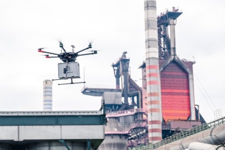 Von doks. innovation und thyssenkrupp Steel gemeinsam entwickelt: Die Drohne, Stahlbiene genannt, liefert automatisiert – ohne das Zutun eines Piloten – Proben über das Duisburger Werksgelände von thyssenkrupp und überfliegt hierbei unter anderem Bundesstraßen und Bahnschienen. Sie verfügt über modernste Sicherheitsstandards und kann im Notfall einen speziell ausgewiesenen Notlandplatz anfliegen. Von doks. innovation und thyssenkrupp Steel gemeinsam entwickelt: Die Drohne, Stahlbiene genannt, liefert automatisiert – ohne das Zutun eines Piloten – Proben über das Duisburger Werksgelände von thyssenkrupp und überfliegt hierbei unter anderem Bundesstraßen und Bahnschienen. Sie verfügt über modernste Sicherheitsstandards und kann im Notfall einen speziell ausgewiesenen Notlandplatz anfliegen.