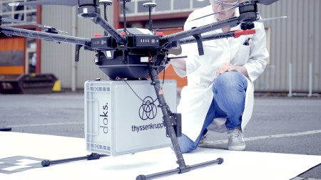 Spart Zeit und schont die Umwelt: Sobald die Transportbox mit einem patentierten Greifmechanismus an der Drohne befestigt ist, kann sie per Knopfdruck an ihren Zielort geschickt werden. Im Gegensatz zu dem normalerweise eingesetzten Auto, benötigt die Drohne nur 10 Minuten bis zu ihrem Zielort und spart so nicht nur Zeit, sondern schont auch die Umwelt. Spart Zeit und schont die Umwelt: Sobald die Transportbox mit einem patentierten Greifmechanismus an der Drohne befestigt ist, kann sie per Knopfdruck an ihren Zielort geschickt werden. Im Gegensatz zu dem normalerweise eingesetzten Auto, benötigt die Drohne nur 10 Minuten bis zu ihrem Zielort und spart so nicht nur Zeit, sondern schont auch die Umwelt.