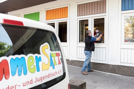 Immersatt kommt zu den Familien: Die Mitarbeitenden Silvia Meyer und Suleyman Bati laden die Lebensmittelspenden in den Immersatt-Transporter. In der Corona-Krise werden so die Duisburger Kinder versorgt, die sonst nach der Schule in die Einrichtung kommen würden.