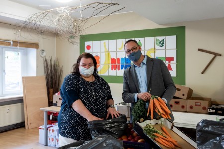 Portionieren der Lebensmittelspenden: In jede Tüte werden frisches Obst und Gemüse, Milchprodukte, Brot und vieles andere gepackt. Bernhard Osburg, Vorstand der thyssenkrupp Steel Europe AG, lässt sich bei dessen Besuch der Einrichtung in Duisburg-Mitte von Nicole Elshoff, Leiterin Immersatt e.V. zeigen, was in die Tüten für die Duisburger Familien kommt und berichten, warum diese Spenden so wichtig sind.