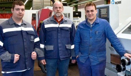 Florian Becker (l.) hat seine Ausbildung als Verfahrensmechaniker Umformtechnik im Frühjahr als Prüfungsbester abgeschlossen. Hier mit Heinz-Joachim Klose (m.), Leiter Technikzentrum Siegerland und Niklas Malte Berger (r.), Ausbildungskollege und ebenfalls Jahrgangsbester der IHK Siegen in der Ausbildung zum Industriemechaniker (Foto wurde im Februar 2020 (vor den Coronamaßnahmen) aufgenommen)