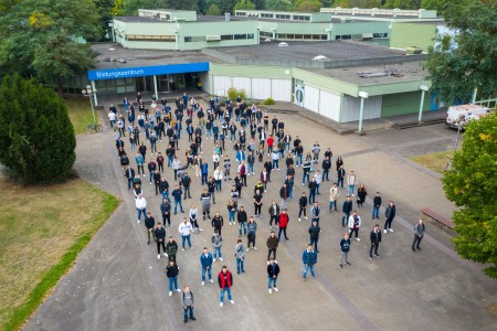 Gemeinsam, aber mit Abstand: In der Stahlsparte von thyssenkrupp haben am 1. September 300 junge Menschen ihre Ausbildung angefangen, 193 davon in Duisburg (hier im Bild). Am stärksten vertreten sind die Industriemechaniker. 