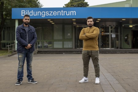 Zwei neue Kollegen: Oguzhan Öncü und Yusuf Akdogan sind zwei der 300 Auszubildenden, die jetzt in einem der 22 Ausbildungsberufe bei thyssenkrupp Steel starten.