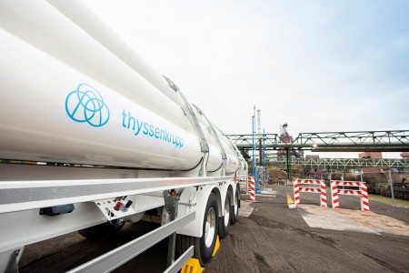 For the trials at one tuyère, the hydrogen is being delivered by trailer. For the next phase, transport will be done via pipeline. 