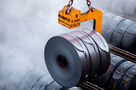 Optimizes the warehouse logistics and increases the processing productivity: Thanks to a mathematical model developed by thyssenkrupp Hohenlimburg, each coil “knows“ when it reaches the optimum temperature and is ready to be conveyed to the next processing stage. Optimizes the warehouse logistics and increases the processing productivity: Thanks to a mathematical model developed by thyssenkrupp Hohenlimburg, each coil “knows“ when it reaches the optimum temperature and is ready to be conveyed to the next processing stage.