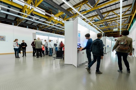 Jugend forscht/Schüler experimentieren: Eine Veranstaltung wie vor Corona ist in diesem Jahr leider nicht möglich. Auf die Projekte und den Enthusiasmus der Teilnehmenden des diesjährigen Wettbewerbs haben die Einschränkungen allerdings keinen Einfluss gehabt. [Dieses Bild ist beim Regionalwettbewerb 2020 vor den Corona-Einschränkungen entstanden]