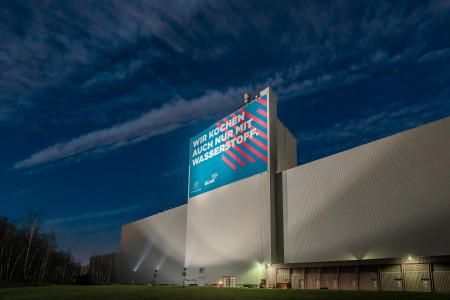 Ein neues Großplakat an der Feuerbeschichtungsanlage 7 (FBA 7) in Bochum betont die Bedeutung von Wasserstoff für thyssenkrupp Steel und die Metropole Ruhr. 