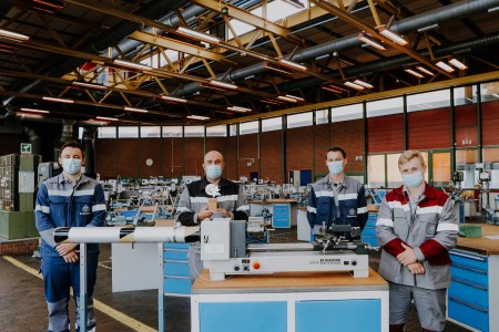 Auszeichnung „Schlauer Fuchs“ für die Entwicklung einer Schutzvorrichtung: Mit ihrer Idee machten die Auszubildenden von thyssenkrupp Steel David Todorovic, Linus Winstroth und Leon Koch (v.l.) gemeinsam mit ihrem Ausbilder Alisan Ayata (2.v.l.) die Arbeit an der Drehmaschine sicherer. Auszeichnung „Schlauer Fuchs“ für die Entwicklung einer Schutzvorrichtung: Mit ihrer Idee machten die Auszubildenden von thyssenkrupp Steel David Todorovic, Linus Winstroth und Leon Koch (v.l.) gemeinsam mit ihrem Ausbilder Alisan Ayata (2.v.l.) die Arbeit an der Drehmaschine sicherer.