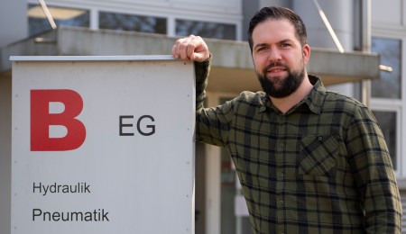 Kadir Ergin (31) nutzt die Beschäftigungsbrücke bei thyssenkrupp Steel und holt seinen Berufsabschluss nach: in zwei Jahren zum staatlich geprüften Elektroniker Betriebstechnik. „Die Beschäftigungsbrücke ist für mich eine einmalige Gelegenheit, einen Berufsabschluss nachzuholen. Diese Chance konnte ich mir nicht entgehen lassen“, sagt Ergin.