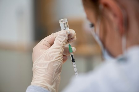 Letzte Vorbereitungen im Duisburger Impfzentrum von thyssenkrupp Steel: Das medizinische Personal wird im Umgang mit dem Impfstoff geschult und übt mit einer Kochsalzlösung.