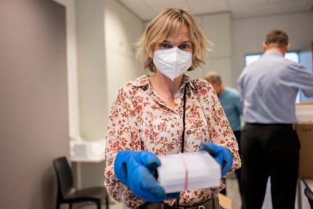 Für die Impfung der ersten 2.500 Mitarbeitenden: Vorsichtig bringt Dr. Nicole Rosenfeld, leitende Betriebsärztin bei thyssenkrupp Steel, den auf -70 Grad Celsius gekühlten Impfstoff direkt nach dem Auspacken in den eigens dafür vorgesehenen Kühlschrank. 