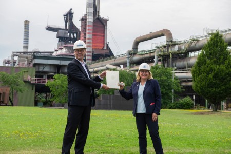 During her summer tour, Federal Environment Minister Svenja Schulze visited thyssenkrupp Steel in Duisburg and invited the company today to submit a funding request for a direct reduction plant within the scope of the BMU Funding Program Decarbonization. In return, she was handed over a mini steel slab by Bernhard Osburg, Chairman of the Executive Board of thyssenkrupp Steel Europe, who said that “We have a clear technological concept for climate-neutral steel production and are ready to go“. During her summer tour, Federal Environment Minister Svenja Schulze visited thyssenkrupp Steel in Duisburg and invited the company today to submit a funding request for a direct reduction plant within the scope of the BMU Funding Program Decarbonization. In return, she was handed over a mini steel slab by Bernhard Osburg, Chairman of the Executive Board of thyssenkrupp Steel Europe, who said that “We have a clear technological concept for climate-neutral steel production and are ready to go“.
