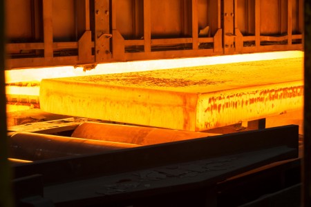 Condition for optimized surface qualities of finished products: The new walking beam furnaces heat the steel blocks (slabs) more uniformly and offer a lower risk of surface damage to the slabs. (Pictured here: heated slab leaving existing walking beam furnace at Bochum site.) Source: thyssenkrupp 