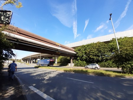 Instandsetzungsarbeiten an Versorgungsleitung in Duisburg-Beeck: thyssenkrupp Steel saniert von Anfang April bis Mitte Mai den Bauabschnitt im Bereich von der Autobahnbrücke A42 über der Hoffsche Straße über die Stepelsche Straße bis zum Kleingarten Verein. Die Fußgängerwege unter den Rohrbrücken sind weiter durch spezielle Gerüsttunnel begehbar. Instandsetzungsarbeiten an Versorgungsleitung in Duisburg-Beeck: thyssenkrupp Steel saniert von Anfang April bis Mitte Mai den Bauabschnitt im Bereich von der Autobahnbrücke A42 über der Hoffsche Straße über die Stepelsche Straße bis zum Kleingarten Verein. Die Fußgängerwege unter den Rohrbrücken sind weiter durch spezielle Gerüsttunnel begehbar.
