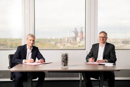 Dr. Arnd Köfler, CTO of thyssenkrupp Steel, and Bernd Fleschenberg, COO of TSR Recycling, signing the Letter of Intent. 