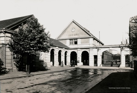 Portiershaus des Eisen- und Stahlwerks Hoesch 1914: Wo früher viele Arbeiter ein- und ausgingen und sich sogar eine Arrestzelle der Werkspolizei befand, gibt heute das Hoesch-Museum Einblicke in die Geschichte der Dortmunder Stahlindustrie.