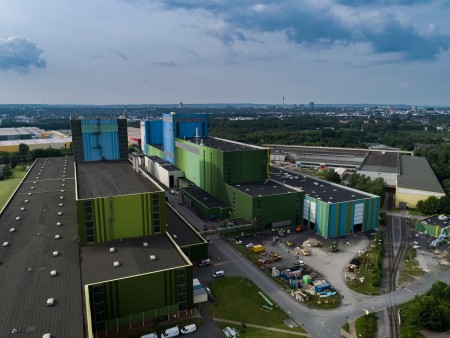 Gelände der Westfalenhütte 2021: Neben der Feuerverzinkungsanlage 8 (li.) baut thyssenkrupp Steel die neue und hochmoderne Feuerverzinkungsanlage FBA 10, vor allem zur Produktion von Produkten für die Automobilindustrie.