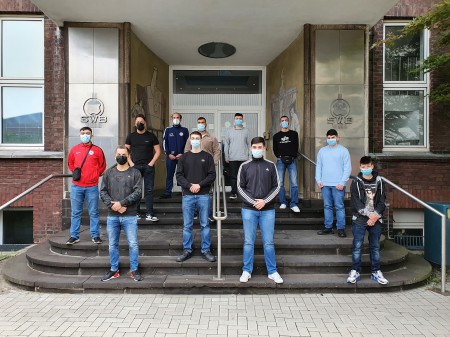 Insgesamt 50 junge Menschen starten in Bochum in ihr Berufsleben bei thyssenkrupp Steel – 36 im Technikzentrum an der Essener Straße, 14 an der Castroper Straße. Ob technisch oder kaufmännisch: Im praktischen Teil lernen alle Auszubildenden die Betriebe, Werkstätten und Abteilungen vor Ort kennen und arbeiten projektorientiert gemeinsam mit Kolleginnen und Kollegen aus anderen Berufszweigen zusammen.