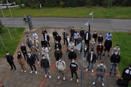 Insgesamt 50 junge Menschen starten in Bochum in ihr Berufsleben bei thyssenkrupp Steel – 36 im Technikzentrum an der Essener Straße, 14 an der Castroper Straße. Ob technisch oder kaufmännisch: Im praktischen Teil lernen alle Auszubildenden die Betriebe, Werkstätten und Abteilungen vor Ort kennen und arbeiten projektorientiert gemeinsam mit Kolleginnen und Kollegen aus anderen Berufszweigen zusammen.