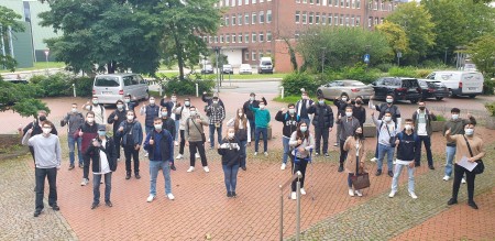 36 junge Menschen starten in Dortmund in ihr Berufsleben bei thyssenkrupp Steel. Ob technisch oder kaufmännisch: Im praktischen Teil lernen alle Auszubildenden die Betriebe, Werkstätten und Abteilungen vor Ort kennen und arbeiten projektorientiert gemeinsam mit Kolleginnen und Kollegen aus anderen Berufszweigen zusammen.