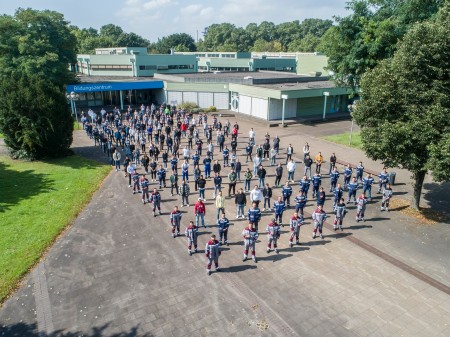 184 junge Menschen starten in Duisburg in ihr Berufsleben bei thyssenkrupp Steel. Besetzungsstärkste Ausbildungsberufe sind Industriemechaniker*in, Verfahrenstechnolog*innen und Elektroniker*innen für Betriebstechnik. Ob technisch oder kaufmännisch: Im praktischen Teil lernen alle Auszubildenden die Betriebe, Werkstätten und Abteilungen vor Ort kennen und arbeiten projektorientiert gemeinsam mit Kolleginnen und Kollegen aus anderen Berufszweigen zusammen.