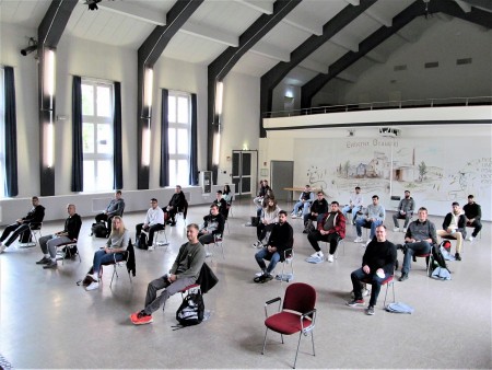 24 junge Menschen starten in Dortmund in ihr Berufsleben bei thyssenkrupp Steel. Ob technisch oder kaufmännisch: Im praktischen Teil lernen alle Auszubildenden die Betriebe, Werkstätten und Abteilungen vor Ort kennen und arbeiten projektorientiert gemeinsam mit Kolleginnen und Kollegen aus anderen Berufszweigen zusammen.