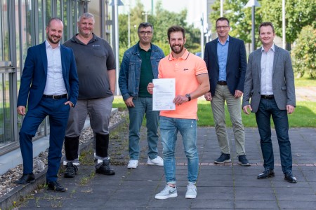 Mohammad Eid Krouma hat es geschafft: Mit viel Fleiß, Ehrgeiz und Teamgeist hat er seine Ausbildung bei thyssenkrupp Steel in Bochum als einer der drei Besten abgeschlossen. Jetzt erhielt der 24-jährige Industriemechaniker seinen unbefristeten Arbeitsvertrag. V.l. Nils Morgenstern (Human Resources Bochum), Andreas Korf (Ausbilder Industriemechaniker), Engin Karakurt (Betriebsrat Bochum), Mohammad Eid Krouma (Industriemechaniker Warmbandwerk 3), Markus Kovac (Leiter Standort Bochum) und Steve Wäscher (Leiter Ausbildung Bochum)