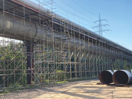 thyssenkrupp Steel führt notwendige Instandsetzungsarbeiten an Versorgungsleitung im Duisburger Norden zwischen Beeck und Laar durch. Prozessgase aus dem Hüttenwerk gelangen durch diese Rohrtrassen zur Stromerzeugung nach Ruhrort. thyssenkrupp Steel führt notwendige Instandsetzungsarbeiten an Versorgungsleitung im Duisburger Norden zwischen Beeck und Laar durch. Prozessgase aus dem Hüttenwerk gelangen durch diese Rohrtrassen zur Stromerzeugung nach Ruhrort.