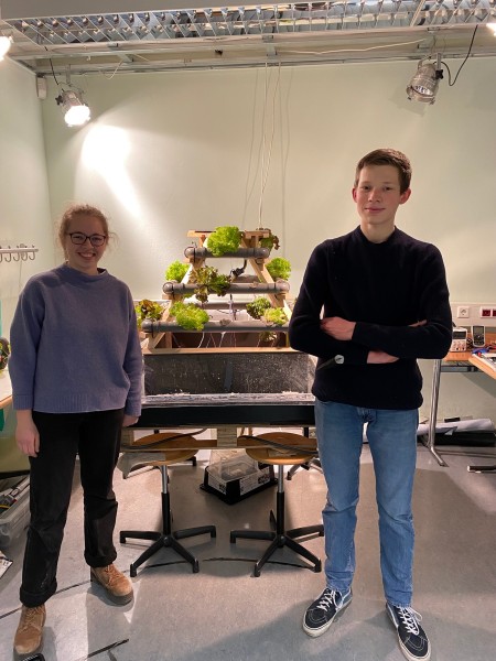 Regionalsieg für das Gewächshaus der Zukunft: Anna Lieder (18) und Stefan Lavrov (17) vom Apostelgymnasium Köln haben ein schwimmendes Gewächshaus entwickelt, mit dem an den Küsten wärmerer Gebiete Nahrungsmittel produziert werden können, ohne wertvolle Süßwasserressourcen zu belasten. 