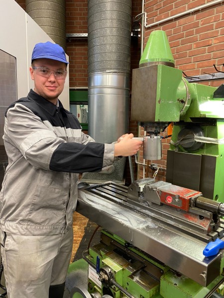 Schutz vor Verletzungen: Jonas Göbel (17), Auftragsausbildung bei thyssenkrupp Steel Europe, hat einen Fräserspannschutz entwickelt und erzielte damit den zweiten Platz in der Kategorie Arbeitswelt.