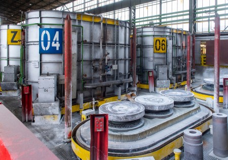 In the so-called batch anneals, the coiled electrical steel from thyssenkrupp Electrical Steel develops its high-quality properties at up to 1200 degrees and for over 5 days so that it can later be used in transformers to transport energy with low losses. The CO2-reduced bluemint® powercore® electrical steel also becomes top grade here. In the so-called batch anneals, the coiled electrical steel from thyssenkrupp Electrical Steel develops its high-quality properties at up to 1200 degrees and for over 5 days so that it can later be used in transformers to transport energy with low losses. The CO2-reduced bluemint® powercore® electrical steel also becomes top grade here.