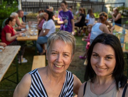 Links: Anna Lopan ist gemeinsam mit ihrem Sohn Mykyta aus dem ukrainischen Dnipro nach Deutschland geflüchtet. Rechts: Barbara Ozimina, die Rentnerin hatte sich angeboten, die Ukrainerinnen zu betreuen – und ist inzwischen die „gute Seele“ des Hauses. Sie hilft den Bewohner:innen beim Ausfüllen von Formularen, vermittelt Kitaplätze oder Arzttermine. Oder sie ist einfach nur da und hört zu. 