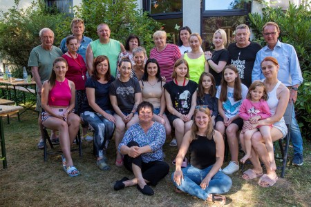 Gruppenfoto: den Krieg für einen Moment vergessen können – beim gemeinsamen Grillen