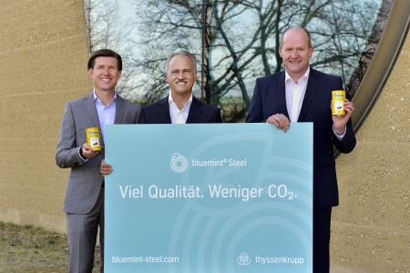 Die ersten Kräuterbonbons in einer CO2-reduzierten Verpackung verlassen das Ricola Werk in Laufen (CH). vlnr: Mark Aegler, CEO von Hoffmann Neopac, Dr. Martin Messerli, Chief Operating Officer von Ricola und thyssenkrupp Rasselstein CEO Dr. Peter Biele 