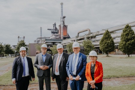 Faire Neuordnung des EU-Emissionshandels essentiell für die Transformation der Stahlindustrie: EU-Kommissar für Beschäftigung und soziale Rechte Nicolas Schmit (2.v.r.), NRW-Arbeits- und Sozialminister Karl-Josef Laumann (m.) und Dennis Radtke, Mitglied des Europäischen Parlaments für das Ruhrgebiet (l.) sprechen bei ihrem Besuch des Stahlherstellers thyssenkrupp Steel in Duisburg mit Markus Grolms (2.v.l.), Personalvorstand von thyssenkrupp Steel, über die beschäftigungspolitischen Herausforderungen der Transformation und über die Besorgnis der Stahlindustrie, dass durch eine zu ambitionierte Neugestaltung des Europäischen Emissionshandels das eigentliche Ziel, nämlich eine klimaneutrale europäische Industrie und die Klimaziele selbst, nicht erreicht würde. Edeltraud Klabuhn (r.), 1. Bürgermeisterin der Stadt Duisburg. Faire Neuordnung des EU-Emissionshandels essentiell für die Transformation der Stahlindustrie: EU-Kommissar für Beschäftigung und soziale Rechte Nicolas Schmit (2.v.r.), NRW-Arbeits- und Sozialminister Karl-Josef Laumann (m.) und Dennis Radtke, Mitglied des Europäischen Parlaments für das Ruhrgebiet (l.) sprechen bei ihrem Besuch des Stahlherstellers thyssenkrupp Steel in Duisburg mit Markus Grolms (2.v.l.), Personalvorstand von thyssenkrupp Steel, über die beschäftigungspolitischen Herausforderungen der Transformation und über die Besorgnis der Stahlindustrie, dass durch eine zu ambitionierte Neugestaltung des Europäischen Emissionshandels das eigentliche Ziel, nämlich eine klimaneutrale europäische Industrie und die Klimaziele selbst, nicht erreicht würde. Edeltraud Klabuhn (r.), 1. Bürgermeisterin der Stadt Duisburg.