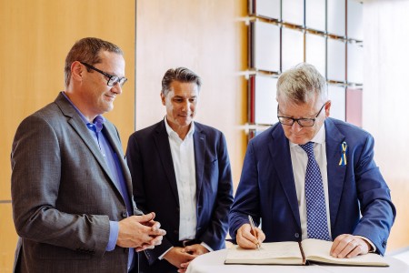 Eintrag in das goldene Buch von thyssenkrupp Steel: EU-Kommissar für Beschäftigung und soziale Rechte Nicolas Schmit (r.) wird von Markus Grolms (l.), Personalvorstand von thyssenkrupp Steel, und Tekin Nasikkol (m.), Gesamtbetriebsratsvorsitzender des Duisburger Stahlunternehmens, zu einem Austausch über klimaneutrale Stahlproduktion, langfristige Beschäftigungssicherung und den Europäischen Emissionshandel empfangen. Eintrag in das goldene Buch von thyssenkrupp Steel: EU-Kommissar für Beschäftigung und soziale Rechte Nicolas Schmit (r.) wird von Markus Grolms (l.), Personalvorstand von thyssenkrupp Steel, und Tekin Nasikkol (m.), Gesamtbetriebsratsvorsitzender des Duisburger Stahlunternehmens, zu einem Austausch über klimaneutrale Stahlproduktion, langfristige Beschäftigungssicherung und den Europäischen Emissionshandel empfangen.