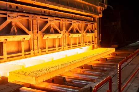Technischer Hochlauf bei thyssenkrupp Steel im Warmbandwerk 2 in Beeckerwerth, Duisburg: Die ersten Brammen für Top-Oberflächen für die Automobilindustrie laufen durch den hochmodernen neuen Hubbalkenhofen HBO 5H. Technischer Hochlauf bei thyssenkrupp Steel im Warmbandwerk 2 in Beeckerwerth, Duisburg: Die ersten Brammen für Top-Oberflächen für die Automobilindustrie laufen durch den hochmodernen neuen Hubbalkenhofen HBO 5H.
