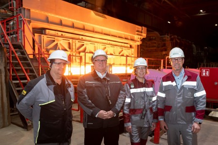 Neuer state-of-the Art Hubbalkenofen erhitzt die ersten Brammen: Christian Schrade, Geschäftsführer Tenova LOI Thermprocess GmbH; Sascha Bothen, Senior Vice President Sales & Marketing Tenova LOI Thermprocess GmbH; Dr. Heike Denecke-Arnold, Chief Operating Officer (COO), Frank Pozun, Downstream Operations, Leiter Warmbandwerk 2 thyssenkrupp Steel  Neuer state-of-the Art Hubbalkenofen erhitzt die ersten Brammen: Christian Schrade, Geschäftsführer Tenova LOI Thermprocess GmbH; Sascha Bothen, Senior Vice President Sales & Marketing Tenova LOI Thermprocess GmbH; Dr. Heike Denecke-Arnold, Chief Operating Officer (COO), Frank Pozun, Downstream Operations, Leiter Warmbandwerk 2 thyssenkrupp Steel