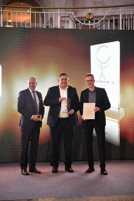 Gesundheit als höchstes Gut schützen: Für thyssenkrupp Steel nahmen Andreas Schrahe, Leiter des Bereichs Safety & Security (m.), und Ralf van Os, Leiter des Betrieblichen Gesundheitsmanagements, den Corporate Health Award entgegen.
