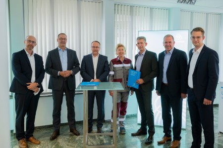 thyssenkrupp Steel und Mubea unterzeichnen Absichtserklärung (v.l.n.r): Dr. Christian Lehr (Head of Sales Processing Industries & Steel Service Centers Automotive, thyssenkrupp Steel Europe AG), Bernhard Osburg (Chief Executive Board, thyssenkrupp Steel Europe AG), Dr. Lutz-Eike Elend (Managing Director, Member of the Group Executive Board, Mubea) Dr. Heike Denecke-Arnold (Chief Operations Officer Executive Board, thyssenkrupp Steel Europe AG), Dr. Andreas Hauger (Managing Director, Member of the Group Executive Board, Mubea), Jörg Paffrath (Head of Sales Industry, thyssenkrupp Steel Europe AG), Tobias Klein (Global Purchasing Director, Mubea).