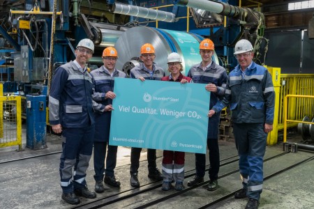 thyssenkrupp Steel liefert CO2-reduzierten bluemint® Steel an Mubea (v.l.n.r): Dr. Christian Lehr (Head of Sales Processing Industries & Steel Service Centers Automotive, thyssenkrupp Steel Europe AG), Bernhard Osburg (Chief Executive Board, thyssenkrupp Steel Europe AG), Dr. Lutz-Eike Elend (Managing Director, Member of the Group Executive Board, Mubea) Dr. Heike Denecke-Arnold (Chief Operations Officer Executive Board, thyssenkrupp Steel Europe AG), Dr. Andreas Hauger (Managing Director, Member of the Group Executive Board, Mubea), Jörg Paffrath (Head of Sales Industry, thyssenkrupp Steel Europe AG), Tobias Klein (Global Purchasing Director, Mubea).