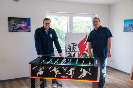 Gemeindejugendfeuerwehrwart Julian Hageböck und Uwe Rothe, Brandmeister von thyssenkrupp Steel sowie Gruppenleiter der Jugendfeuerwehr, freuen sich über die Anschaffung des neuen Tischkickers  Gemeindejugendfeuerwehrwart Julian Hageböck und Uwe Rothe, Brandmeister von thyssenkrupp Steel sowie Gruppenleiter der Jugendfeuerwehr, freuen sich über die Anschaffung des neuen Tischkickers