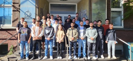 thyssenkrupp Steel bietet in Duisburg, Bochum, Dortmund, Kreuztal und Finnentrop in insgesamt rund 20 verschiedenen Berufsrichtungen technische sowie kaufmännische Ausbildungsmöglichkeiten an. An den beiden Bochumer Standorten starteten am 1. September insgesamt 50 Auszubildende in ihr Berufsleben. II