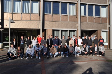 thyssenkrupp Steel bietet in Duisburg, Bochum, Dortmund, Kreuztal und Finnentrop in insgesamt rund 20 verschiedenen Berufsrichtungen technische sowie kaufmännische Ausbildungsmöglichkeiten an. An den beiden Bochumer Standorten starteten am 1. September insgesamt 50 Auszubildende in ihr Berufsleben.