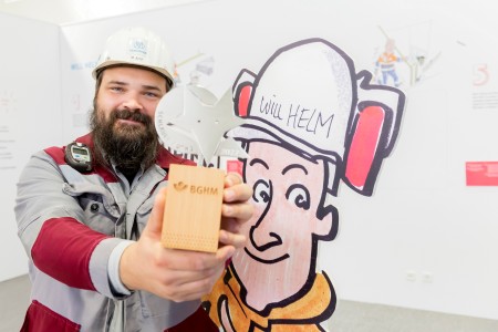 Arbeitssicherheit mit einem Augenzwinkern: Für die Comicfigur „Will Helm“ erhält thyssenkrupp Steel den Sicherheitspreis „Schlauer Fuchs“ der Berufsgenossenschaft Holz und Metall. Der Sicherheitsingenieur Marc-Dennis Jung hat die Figur gemeinsam mit seinen Kolleg:innen entwickelt.