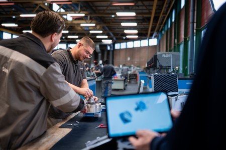 350 junge Menschen starten am 1. September ihre Ausbildung bei thyssenkrupp Steel in Duisburg, Dortmund, Bochum und im Siegerland. Einsatz digitaler Medien bei der praktischen Ausbildung in den Technikzentren: Augmented Reality unterstützt die Azubis im Umgang mit noch ungewohnten Bauteilen und Geräten.